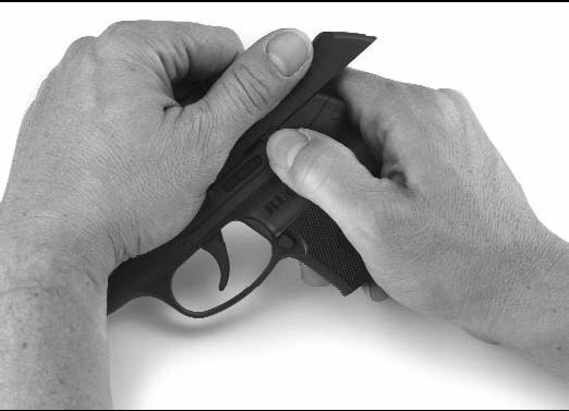 : zásobník by měl vypadnout z pistole vlastní vahou, pokud je pistole držena v běžné střelecké poloze.