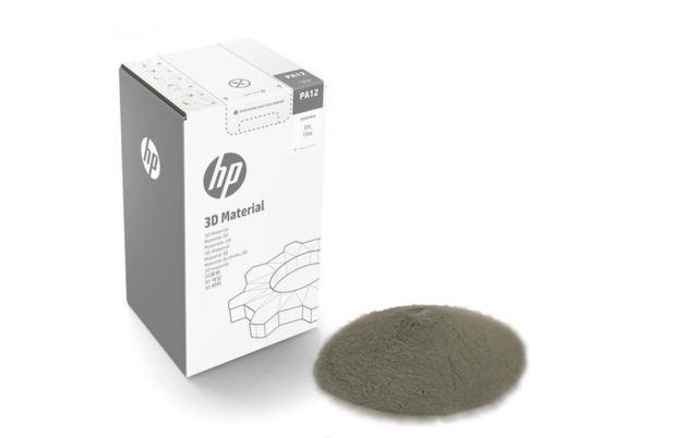 MJF (Multi Jet Fusion) Technologie patentovaná firmou HP zčeřila vody v průmyslovém 3D tisku. Do práškového polyamidu je přidáno činidlo, které po prosvícení UV světlem prášek pevně spojí.