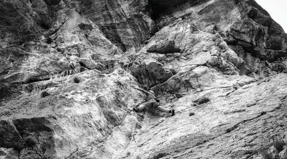 Aiguille de Buis. Ve 12 hodin jsme nahoře, houkají sirény (první středa v měsíci). Ve stěnách je už několik dvojek, Němci a Francouzi.