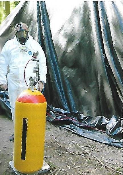 EDN Ochrana fumigací pomocí EDN (ethandinitril) Po zakrytí skládky se aplikuje výše uvedený plyn Skládka musí být podložena