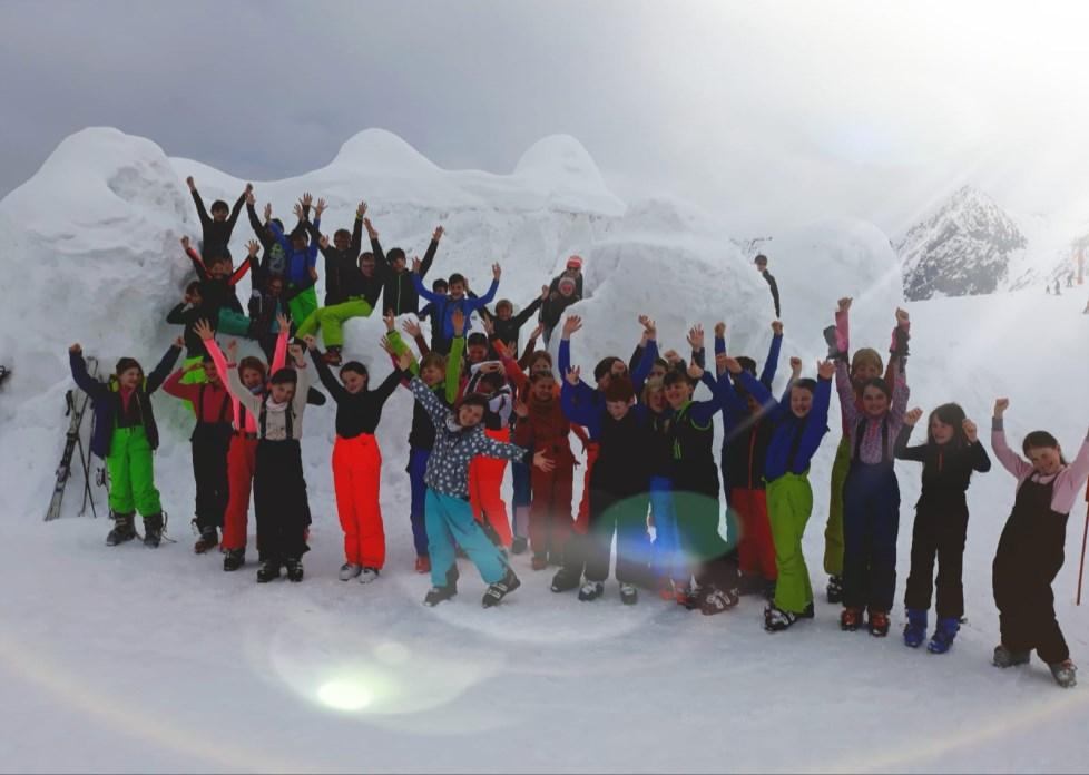 LYŽOVÁNÍ NA STUBAI - 4.AB 7. - 12. dubna 2019 vyjeli čtvrťáci na lyže do Rakouska do Stubai. Počasí nám sice moc nepřálo, byla mlha a špatně vidět. Přesto jsme uspořádali závody ve slalomu.