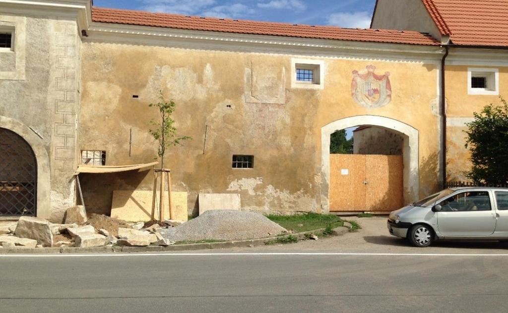 Přístup k objektu Obrázek 3 Možnost parkování u zámku Kestřany Památky se nacházejí v centru