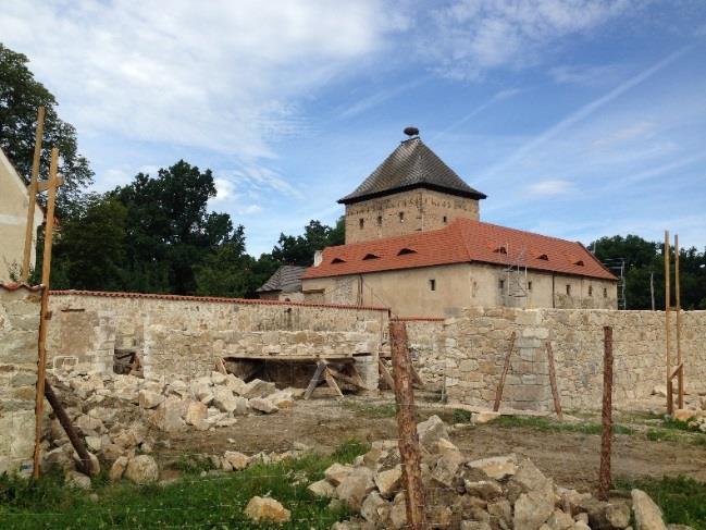 Pohyb po objektu Pohyb je vzhledem k rekonstrukci téměř nemožný. Možné bylo pouze projít si okolí památky.