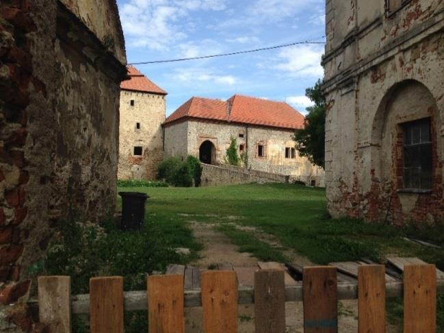 Kolem Dolní tvrze je neudržovaná pravděpodobně stavební cesta s většími nerovnostmi, tady bych tedy pohyb osob na vozíčku nebo se zrakovým postižením nedoporučovala.