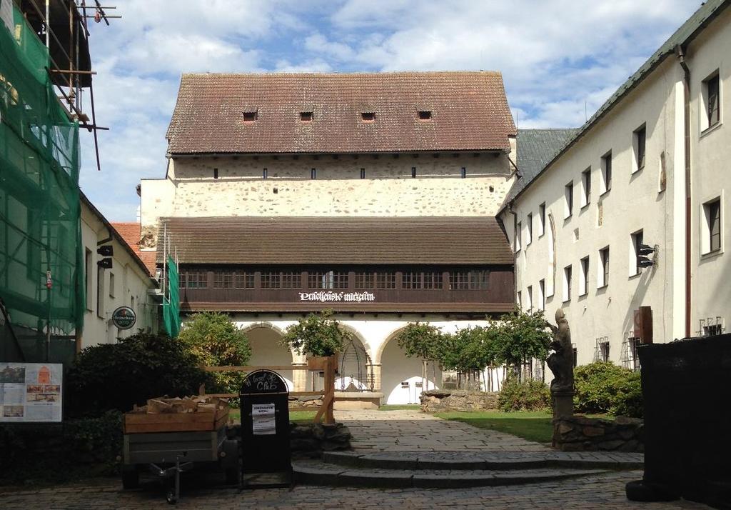 11 Hrady přístupné veřejnosti 11.1 Hrad Písek Hrad Písek se nachází v centru stejnojmenného města Písek přímo u řeky Otavy. Hrad i město Písek bylo založeno ve 13. století.