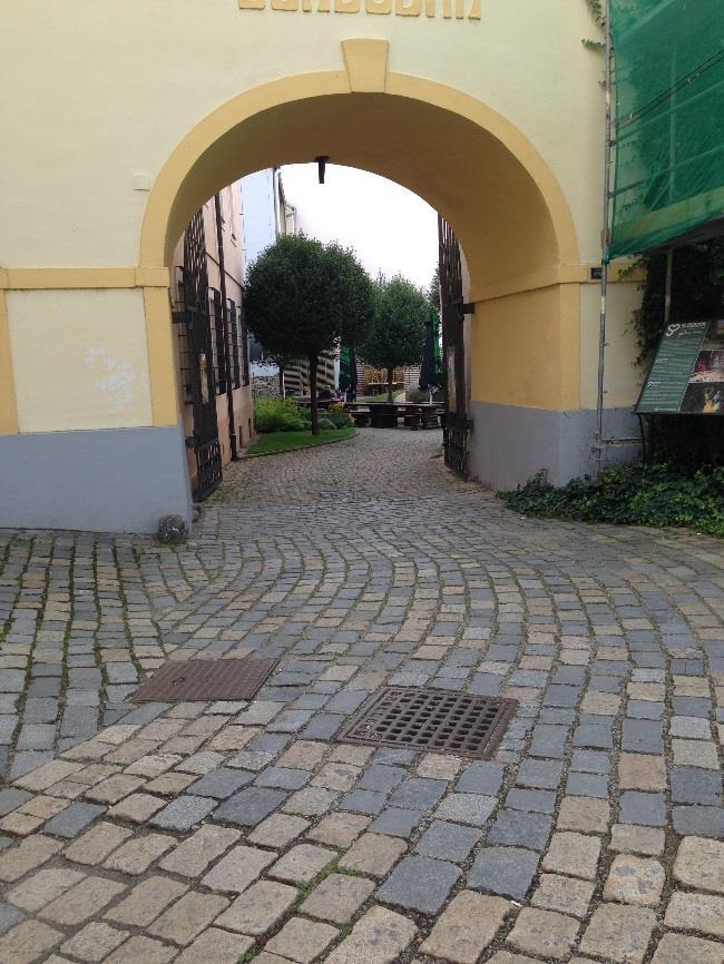 Pohyb po objektu Pohyb po památce je opět přizpůsoben pro osoby se znevýhodněním, ať už zrakovým/sluchovým/mentálním, nebo osobám na vozíčku a se sníženou pohyblivostí.
