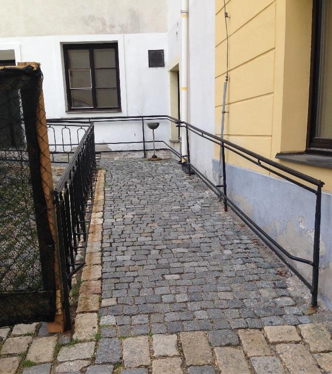 menším problémem pro osoby na vozíčku. Vstupní dveře na toalety jsou užší a klika je výš, což by opět mohl být problém pro některé osoby, které se pohybují na vozíčku.
