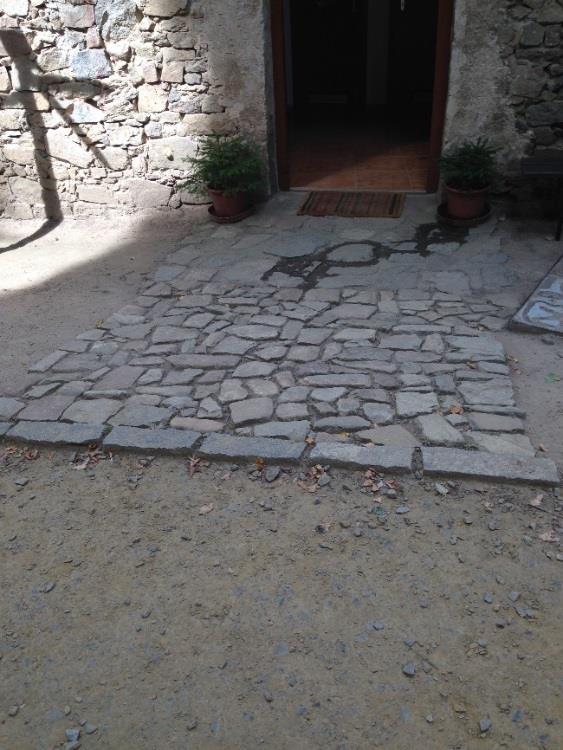 mého názoru úzké a mohlo by hrozit, že by do kabiny nevjel vozíček.