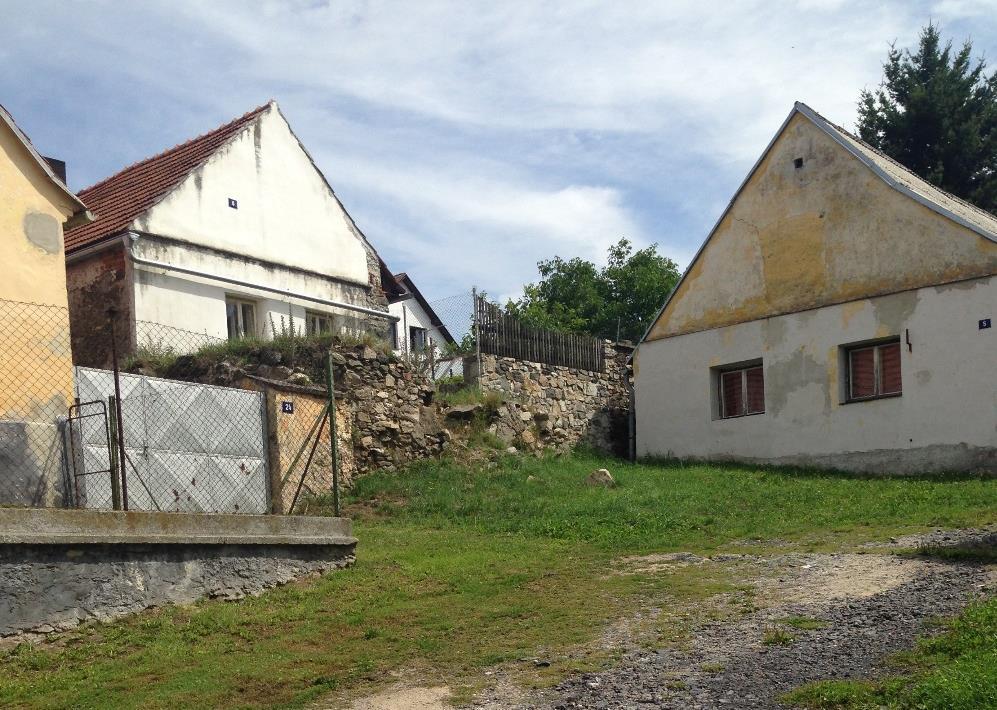 12 Hrady nepřístupné veřejnosti 12.1 Hrad Myšenec Pozůstatky po hradu Myšenec se nacházejí ve stejnojmenné vesnici Myšenec, ta leží zhruba 11 kilometrů od Písku.