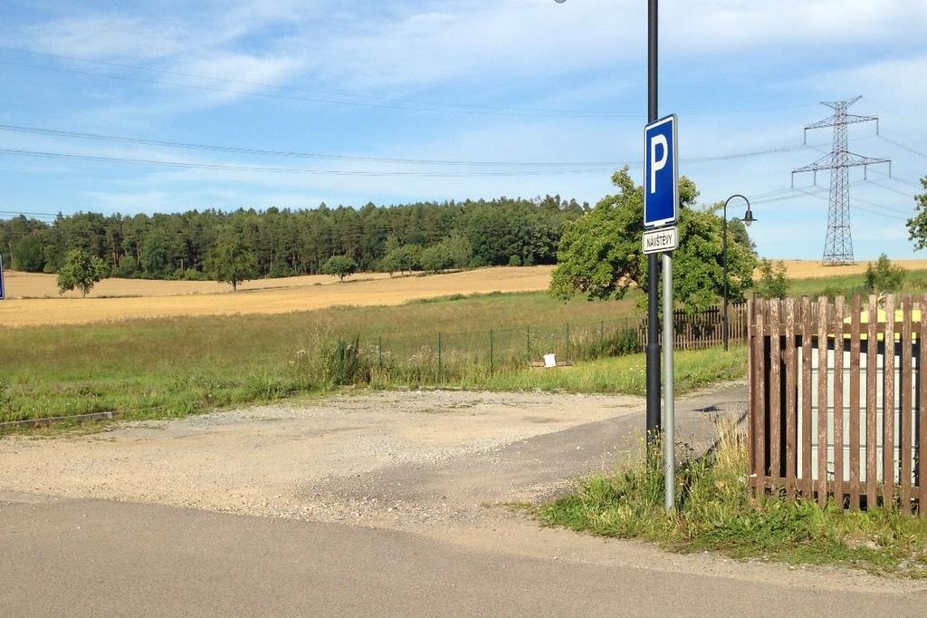 Přístup k objektu Obrázek 40 Parkovací místa u zámku Od parkoviště vede asfaltová silnice a je asi 20