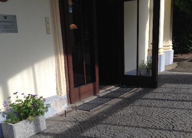 zámku vede několik vchodů přizpůsobených lidem s handicapem.
