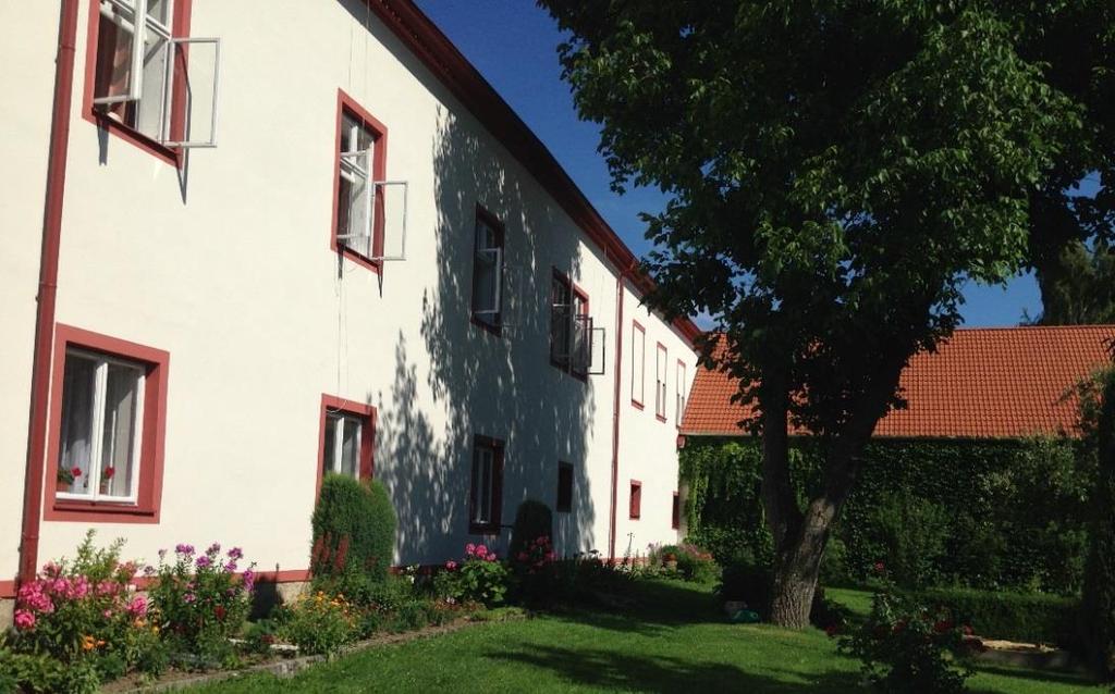zámek. V 18. století byla přistavěna k zámku kaple sv. Anny. Ve 20. letech 20. století byl vnitřek zámku přestavěn na byty, které tam jsou dodnes.