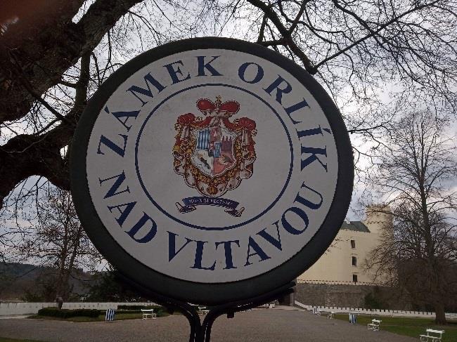 Obrázek 65 Uvítací cedule před zámkem Parkování Obrázek 66 Celkový pohled na zámek Parkování je zde