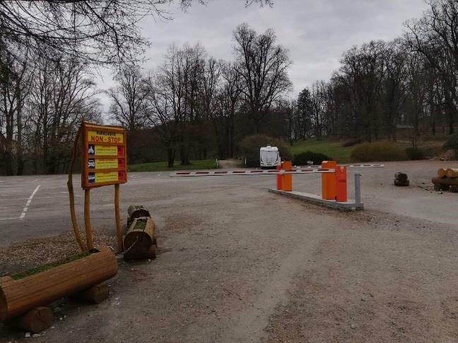 V letních měsících, kdy je hlavní sezóna, je ale parkování rozšířeno až na vyvýšený lesnatý parčík za
