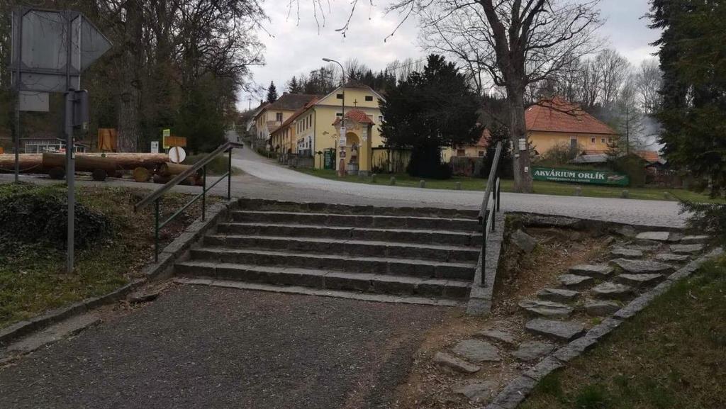 Přístup k objektu Obrázek 69 Kamenné schody u hlavní cesty Od parkoviště až k zámku vede několik cest, všechny jsou ale v průměru kilometr