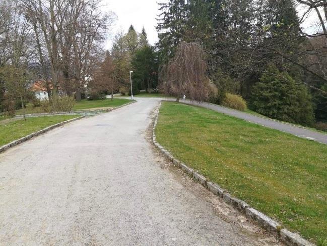 Cesty jsou částečně asfaltované a částečně s dlažebními kostkami.