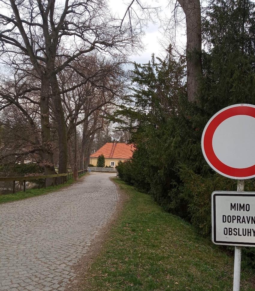 Obrázek 72 Jedna z cest k zámku Před zámkem se silnice mění na kamenitou