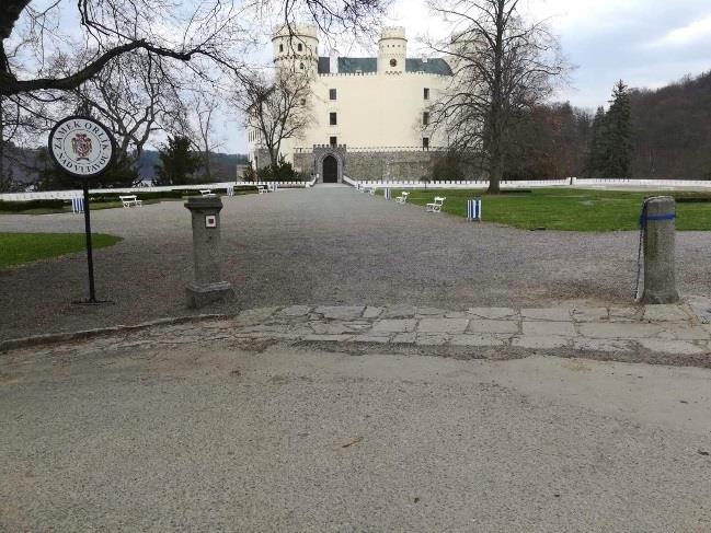 žlábek, který by mohl představovat menší problém hlavně pro osoby na
