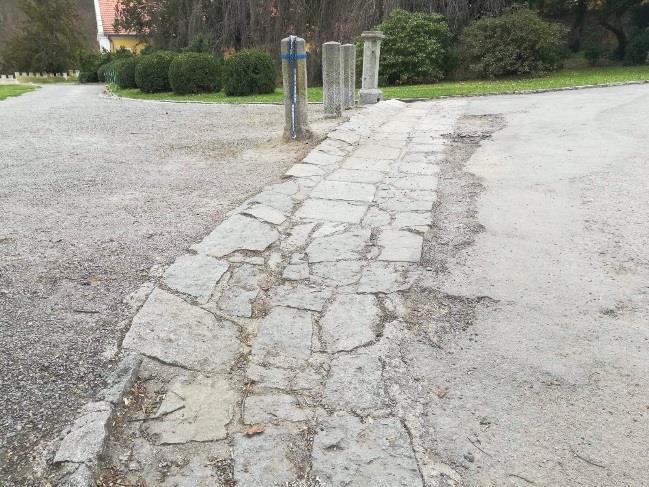 Cesta k zámku je pak ale na rovinatém terénu s malými kamínky a myslím, že