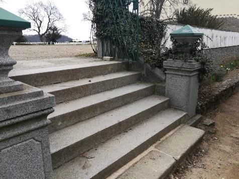 Obrázek 76 Schody do podzámčí Pohyb po objektu Obrázek 77 Strmá a nerovná cesta v podzámčí Obrázek 78 Strmá cesta, schody a kameny u břehu Vltavy Pohyb po objektu by sice měl být dle slov