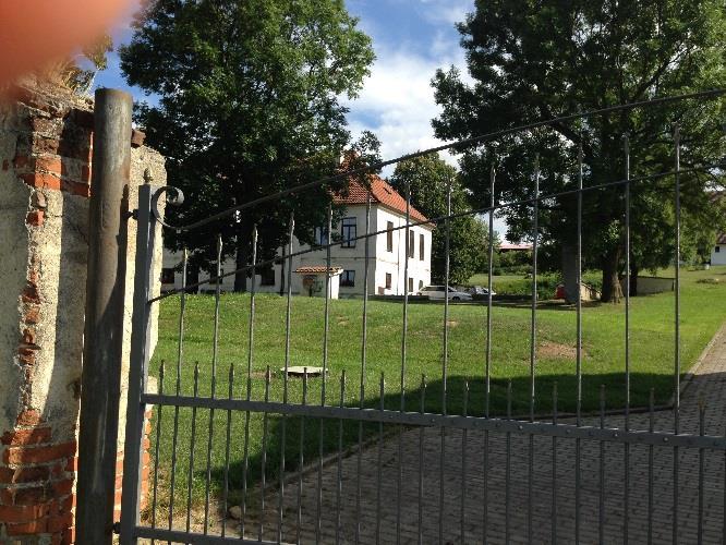 světové válce zde působilo JZD, dnes patři soukromému majiteli, který zde zbudoval ubytování. [17] Obrázek 88 Celkový pohled na zámek Strážovice Obrázek 89 Příjezdová cesta na zámek Strážovice 14.