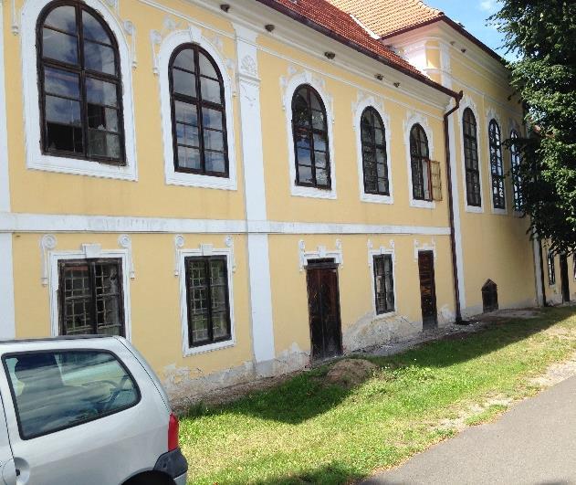 Obrázek 90 Zámek Varvažov, přední pohled Obrázek 91 Zámek Varvažov, kaplička Obrázek 92