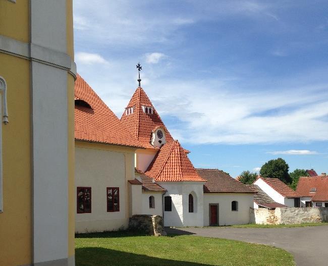 3 Zámek Červený Újezdec Zámek Červený Újezdec se nachází v malé vesnici Vlastec zhruba 12