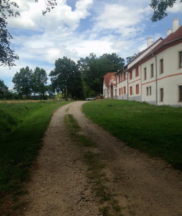 Obrázek 94 Příjezdová cesta k zámku Červený Újezdec Obrázek 95 Vstupní brána do