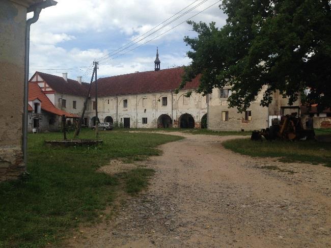 První písemné zmínky o stavbě hradu, který byl později přestavěn na zámek,
