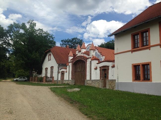 století začal zámek měnit majitele a postupem let pomalu chátral.