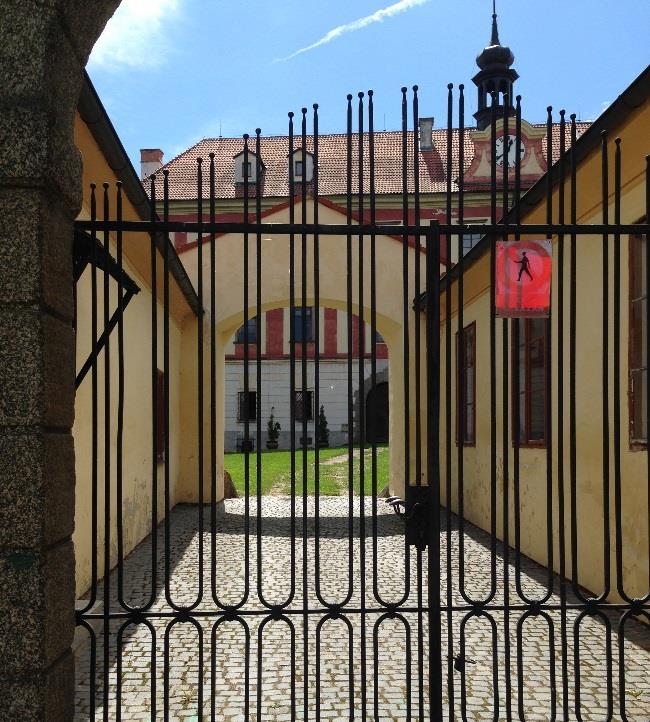 V současné době se zámek nachází v soukromém vlastnictví a není přístupný veřejnosti. Zámek Brloh byl poprvé písemně zmíněn ve 14. století a byl ve vlastnictví Petra z Brloha.