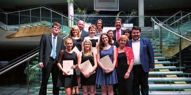 Počet: profesorů: docentů: odborných asistentů: asistentů: interních doktorandů: externích doktorandů: 2 2 3 0 5 3 Charakteristika katedry, odborné zaměření a garantované studijní obory Kvalifikační