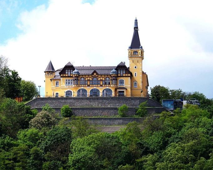 jednou z nepřehlédnutelných dominant města Ústí nad Labem, její význam spočívá v historické a