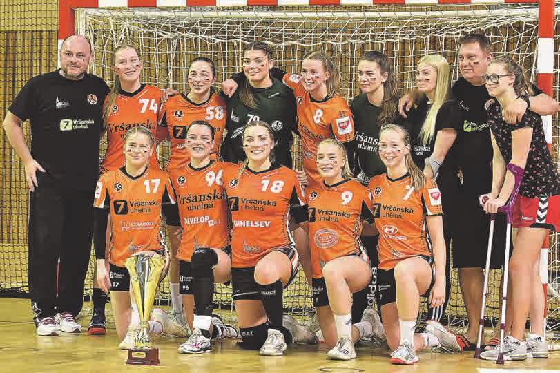 30 Krušnohor, zpravodaj stavebního bytového družstva Dorostenky vybojovaly mezinárodní pohár ČERNÉ ANDĚLKY Na závěr házenkářské sezony starších dorostenek si daly nejlepší celky z Česka a Slovenska
