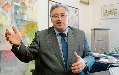 cz Dosavadní mladoboleslavský primátor Raduan Nwelati (ODS) získal vprv- ním kole senátních voleb nejvyšší počet hlasů.