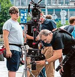 FOTO ASOCIACE ZÁCHRANNÝ KRUH PETR KOZHORSKÝ KARLOVY VARY Až vjihozápadní Asii, vpro nás tak exotické Barmě, si lidé prohlížejí videa, která vznikají v Karlových Varech.