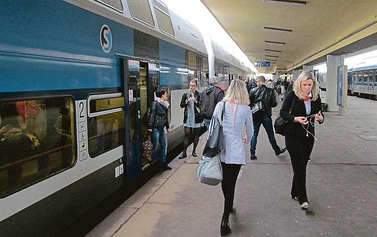 Příměstské vlaky jsou ale už teď vranních aodpo- ledních špičkách plné.