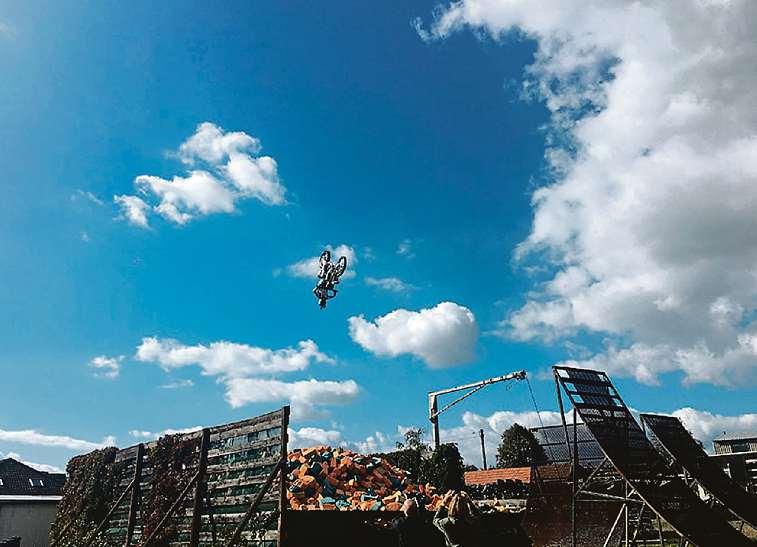 Benešovsko 12. října 2018 39 Podmolové chystají supertrik Freestyle motokrosaři ze Znosimi na Benešovsku chtějí skočit dvojsalto vzad vedle sebe. Novinku chystají na Gladiator Games.