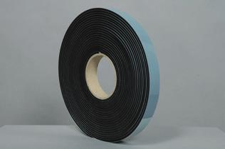 Pásky TN011 EPDM páska Ideální pro náročná těsnění s excelentní odolností stárnutí a povětrnostním vlivům. Ideální pro těsnění neporézních rovných ploch. Lze použít v kontaktu v polykarbonátem.