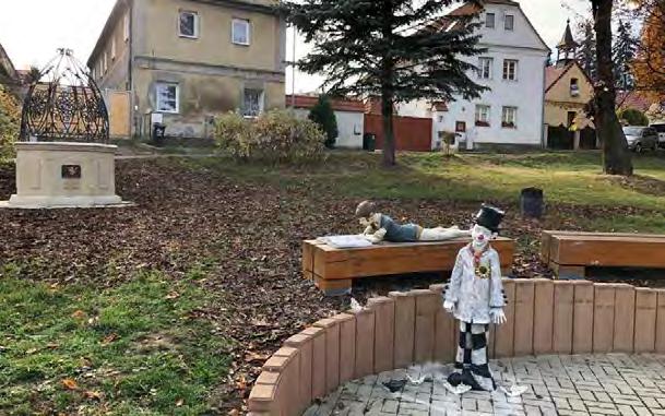 Nejprve pomohly strom zasadit, podupaly hlínu, aby měl pevný základ pro svůj růst a