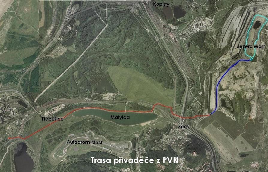 Obr. 10 Trasa přivaděče z PVN [14] za vteřinu. Atmosférické srážky a vývěry ze svahů lomu byly zadržovány v nejnižší části dna jámy a byly pravidelně kontrolovány.