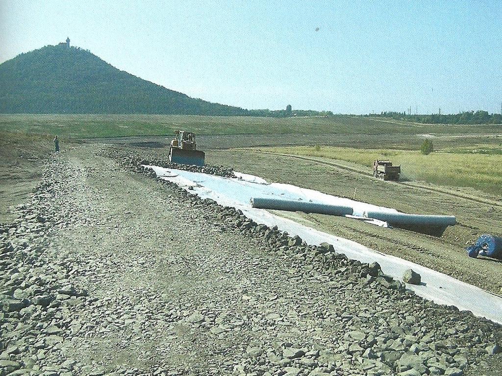 Podle hydrologických podmínek a podle skutečného sklonu závěrných svahů se zvolí druh opevnění.