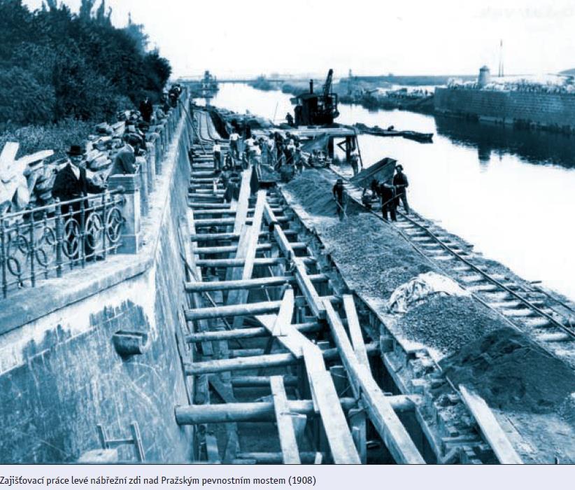 Labe a povodně V letech 1908-1914 byla po zrušení pevnosti realizována úprava koryt a budován systém ochranných hrází řek Labe i jižně situovanému levému přítoku řeky Orlice.