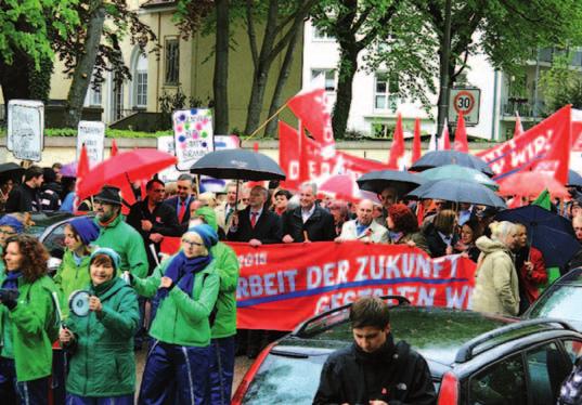 Koho zmohla únava, mohl se na chvíli zastavit u stánkù, kde bylo na výbìr bohaté obèerstvení. Kováci i v Bavorsku Už se to stalo tradicí: i letos se oslav 1.