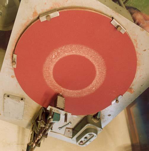 Obr. 1 Schéma zkušebního zařízení BOND pro zjišťování abrazivní odolnosti materiálů kruhu o průměru 10 mm) je neustále ve styku s nepoužitým brusným plátnem.