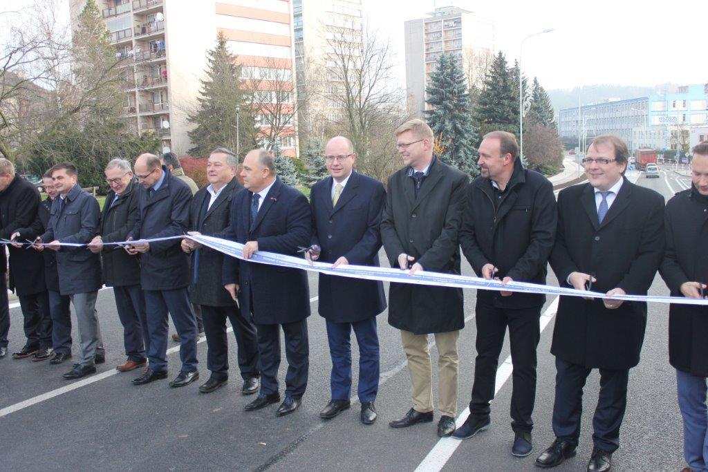 Ve čtvrtek 16. listopadu byla slavnostně ukončena rekonstrukce průtahu Náchoda a tím skončily objízdné trasy přes centrum města a pro kamiony až přes Trutnov.