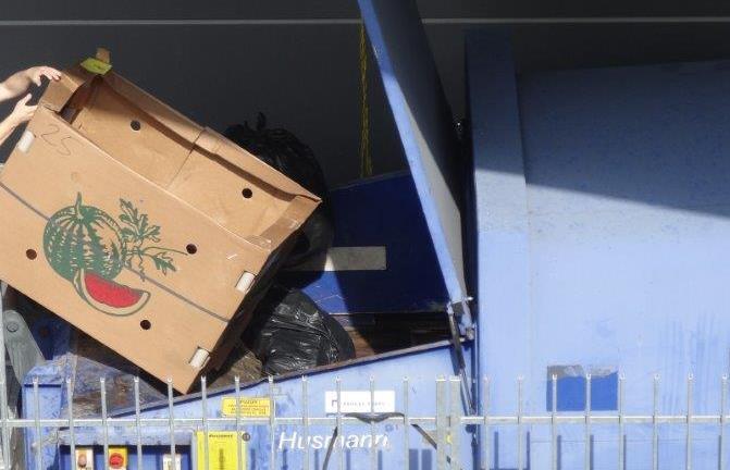 potraviny s prošlou záruční lhůtou, které jsou balené v obalech z různých materiálů) kontrolou zjištěno,
