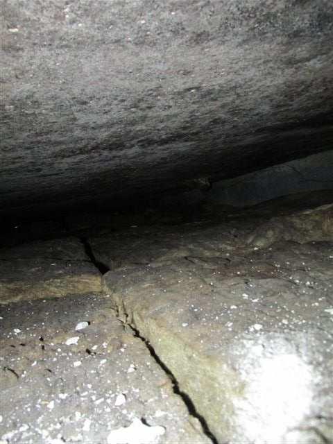 Ve vzniklém úžlabí a lokálně v ploše střechy dochází k zdržování vody z atmosférických srážek na povrchu hydroizolace a tvorbě kaluží (foto /10/).