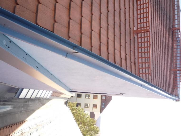 Celkový pohled na bok budovy s kovovým zákrytem a cca 2,5 metru dlouhou svislou částí