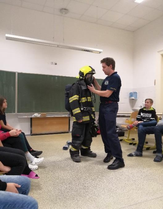 Sedíme v lavicích a čekáme na vyučující. Do třídy vstupuje paní učitelka a má doprovod 2 hasiče. Čeká nás výukový program HASÍK.